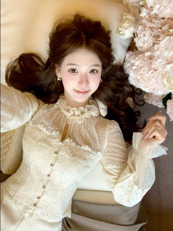 2026 Hong Kong-style elegant top, retro lace polka dot top, lace and mesh patchwork, fitted waist, women's base layer