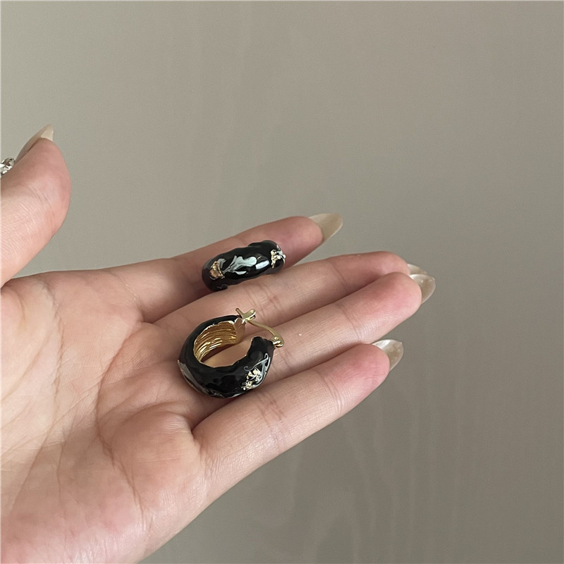 Retro Enamel Oval Button Earrings Wholesale Nihaojewelry display picture 8