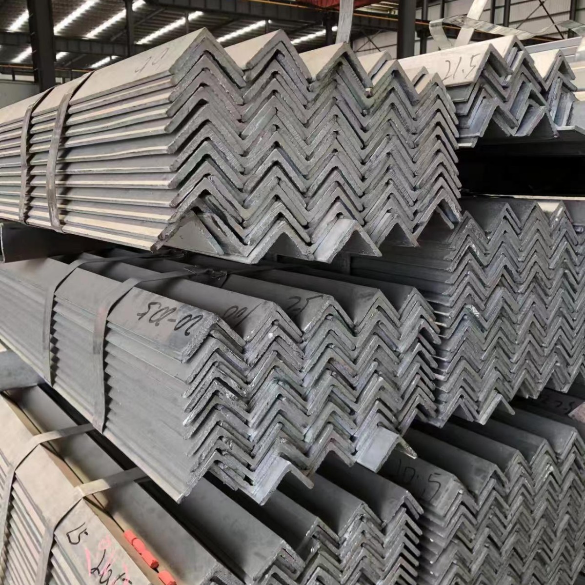 湖北恩施热轧批发热镀锌Q235角铁Q345角钢