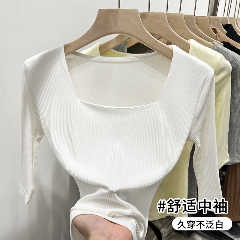 Camiseta de cuello cuadrado negro de cinco mangas para mujeres 2025 primavera nueva estilo exterior con temperamento exterior coreano de media manga
