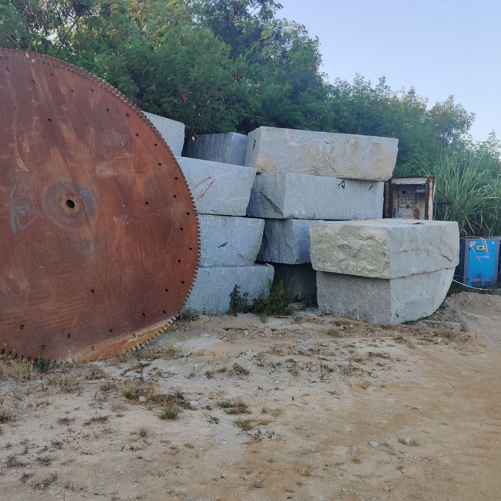 江苏安徽花岗岩芝麻灰路沿石灰麻路边石路侧石市政道路工程芝麻灰