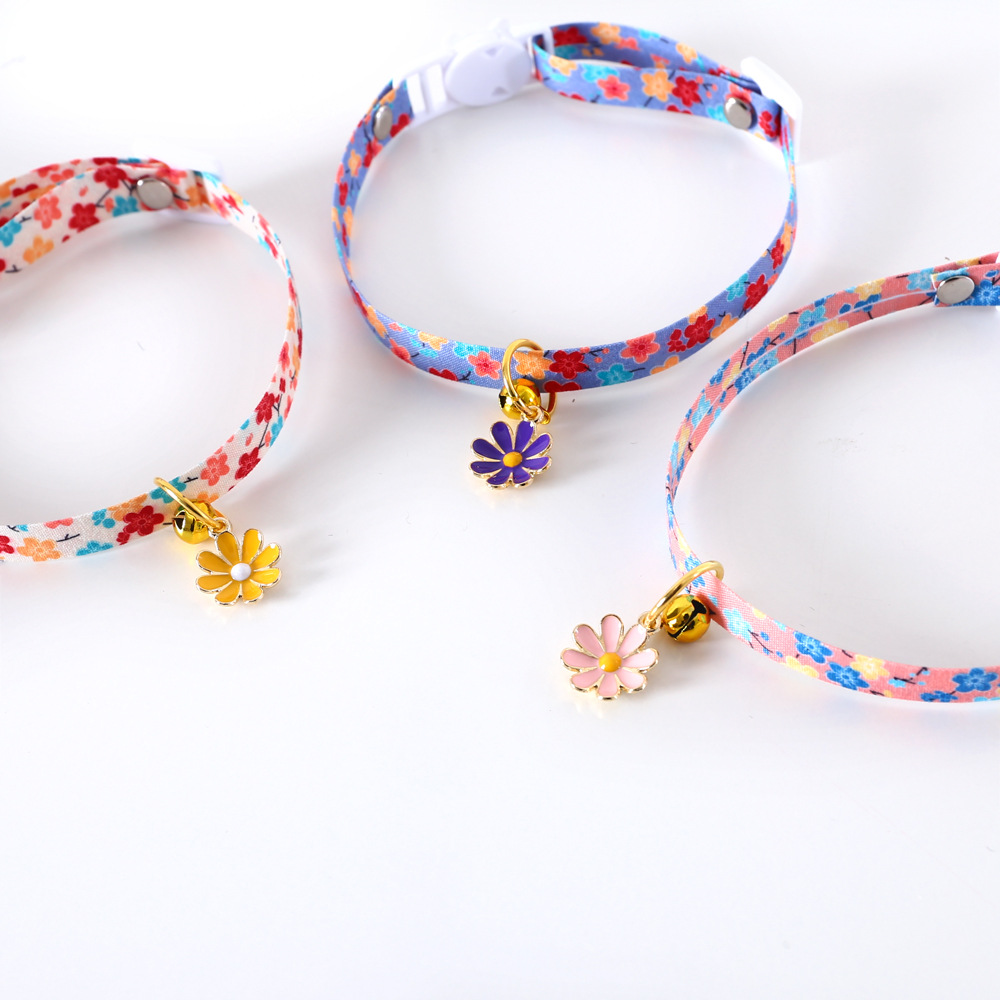 Perro mascota gato collar de campana que osos Teddy ajustable anti-asfixia flores margaritas japonesas y collar de viento