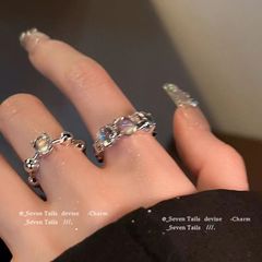月清のほとり ~ 月光石の2つのセットの不規則な指輪の女性の大衆の設計の高級感の甘いinsの風は口を開けます。