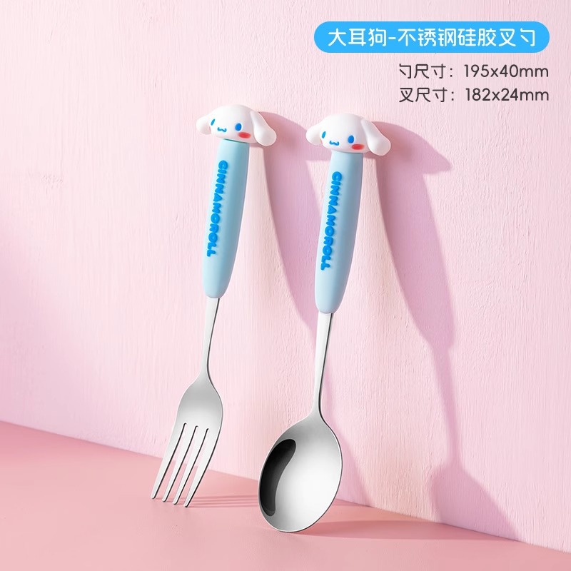 큰 귀 개 숟가락과 포크 세트