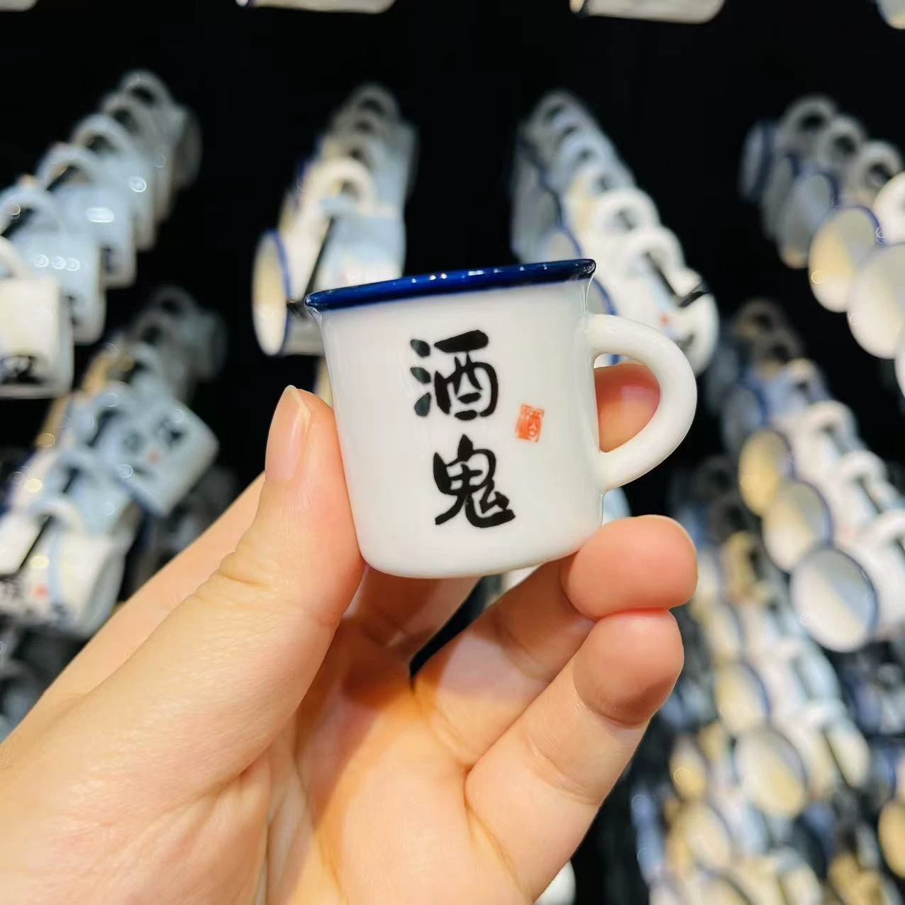 Модный ретро-бокал для вина размером с большой палец, супер изысканный и уникальный.