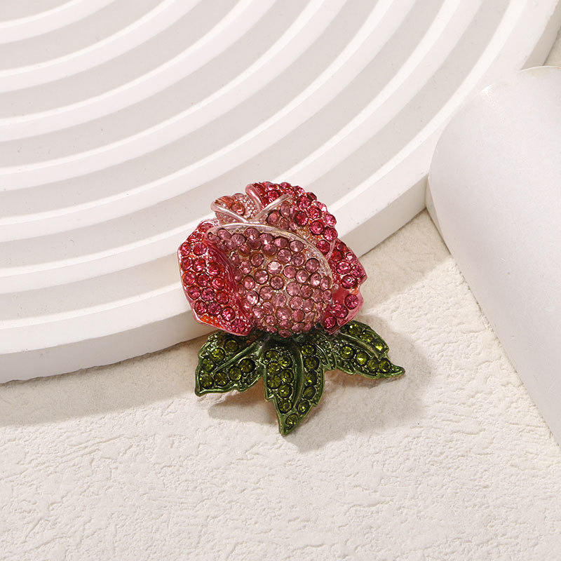 Elegante spilla a fiore camelia con strass per donna_voghion.com
