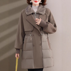 お母さんの冬服の高級ファッションの中の長いタイプのダウンジャケットの中で高齢者の女性の秋冬の洋風の白鴨の綿服のコート