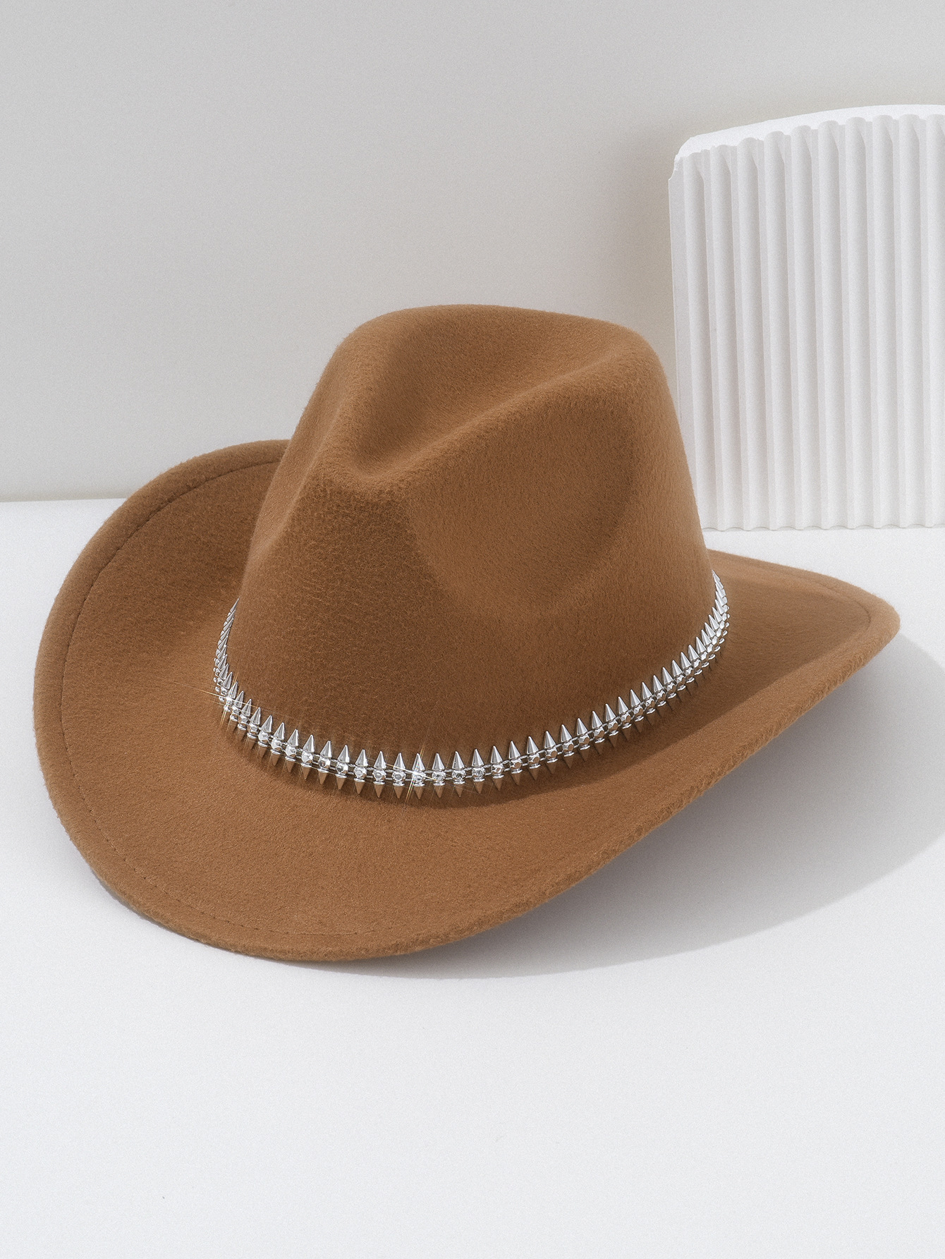 Cappello da cowboy bianco in feltro per donna con borchie spina_voghion.com