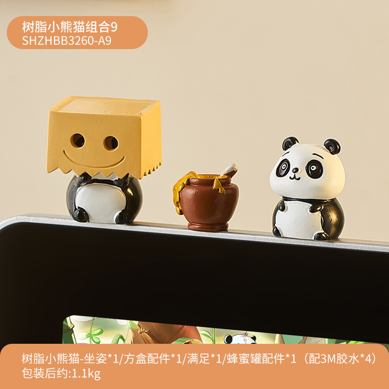 パンダのパソコンは腹ばいになってオフィスのデスクトップの装飾品を飾っています。|undefined