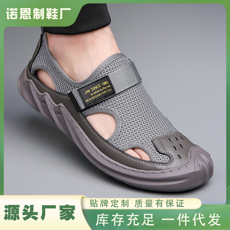 Zapatos transpirables de malla ligera para hombre, sandalias de estilo nuevo con punta cerrada, zapatos casuales huecos sin cordones para hombre.