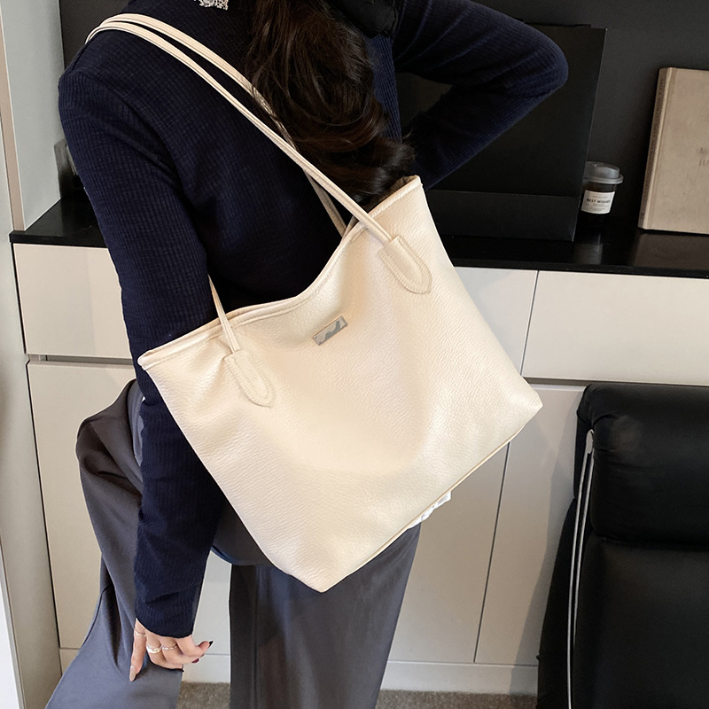 Nuevo bolso de gran capacidad de primavera en 2025 Bolso de hombro de color sólido casual popular de este año Bolso de mujer Tote de axila de estilo occidental