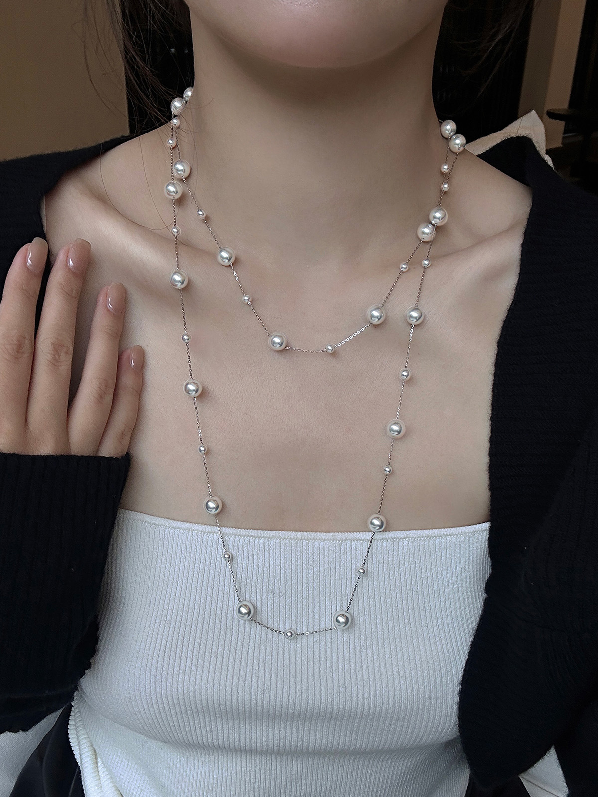 不規則な長いタイプの真珠のネックレスのフランス式の軽い豪華な気質のセーターのチェーンの小さい大衆のシンプルで高級感の項は卸売りの女性を飾ります。