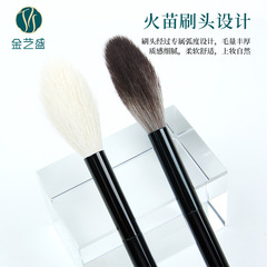 The Jin Yisheng Bai Jianfeng Wool Flame Blush is suitable for highlighting the cheekbones, creating a natural transition without being heavy, and is recommended for beginners.