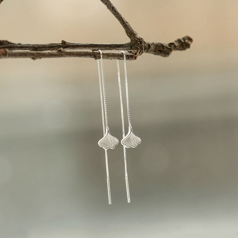 Pendientes de hoja de ginkgo de plata 925 para mujeres ins estilo frío simple Corea del Sur elegantes pendientes de celebridades de Internet pendientes largos de borla