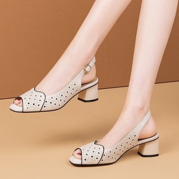 Sandalias de boca de pez huecas de moda de tacón grueso de todo fósforo trasero para mujer 2025 verano nuevo estilo sandalias de hebilla de tacón medio