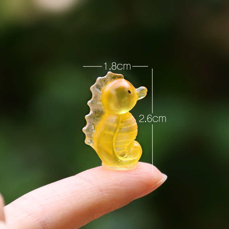 Yellow small seahorse (simple)