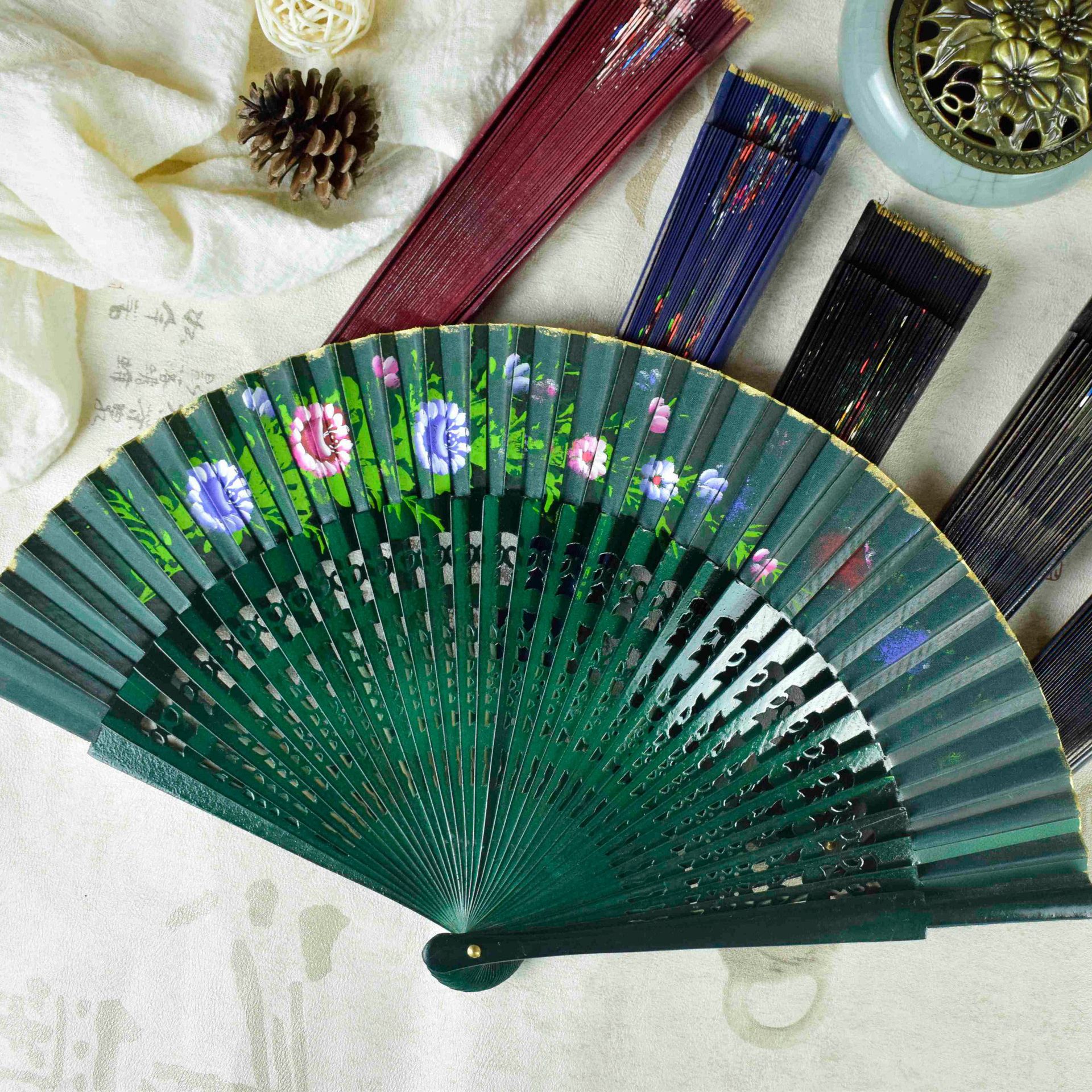 Exquisita tela de seda de borde estampado de alta calidad pintada a mano ventilador de madera español ventilador de regalo hueco ventilador de madera brillante