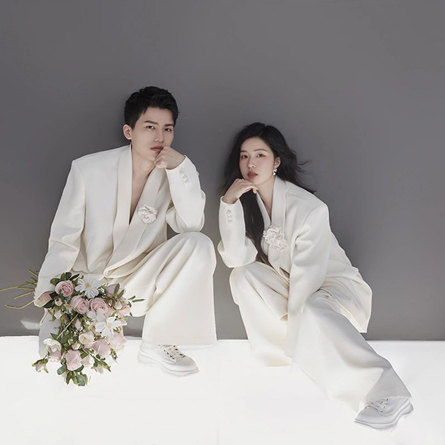 (2개) 새로운 사진 스튜디오 사진 테마 의류 여행 사진 커플 사진 패션 잡지 느슨한 간단한 흰색 세트 사진