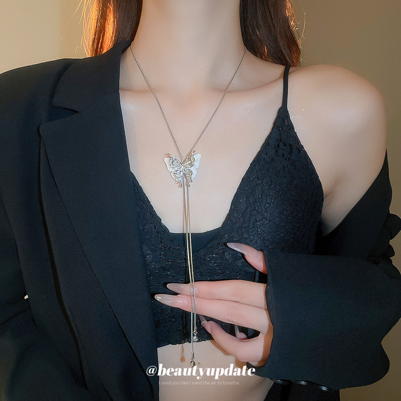 Collar de borla de mariposa ajustable de estilo largo de alta gama, cadena de clavícula de todo fósforo de moda, nuevo estilo transfronterizo, joyería de lujo ligera para mujer