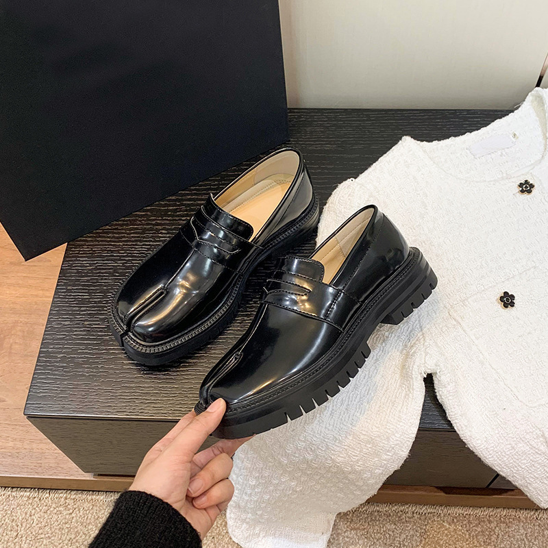 2025 New Tabi Split-Toe Shoes Men's Thick-Soled Flats Patent Leather Small Leather Shoes One-Legged Lazy Pig's Trotters Shoes Loafers