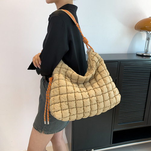Diamond-pattern embroidery cloud-shaped down cotton-padded jacket bag, niche pleated single-shoulder bag, Korean-style crossbody bag, large-capacity tote bag.