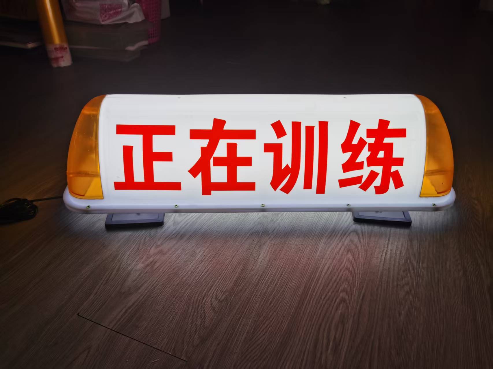 Cross-border best-selling magnetic LED roof light for coaches, taxis, and dump trucks, 120 km/h speed