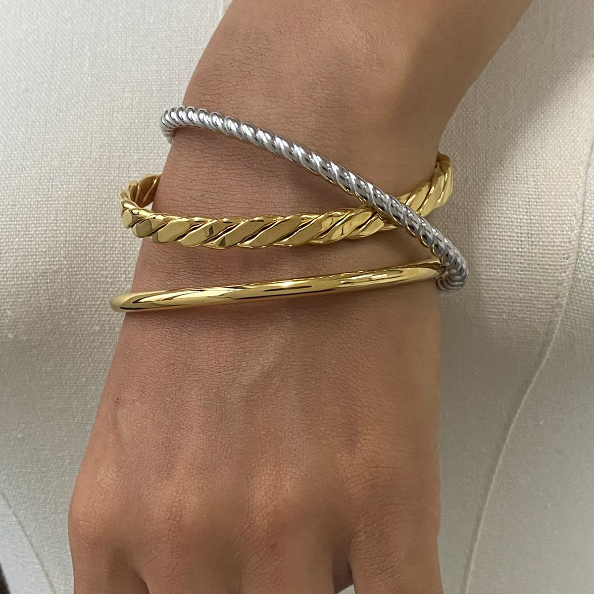 Pulsera de acero titanio estilo europeo y americano Jieding con baño de oro de 18K, joyería de diseño en acero inoxidable, pulsera de acero inoxidable de lujo ligero.