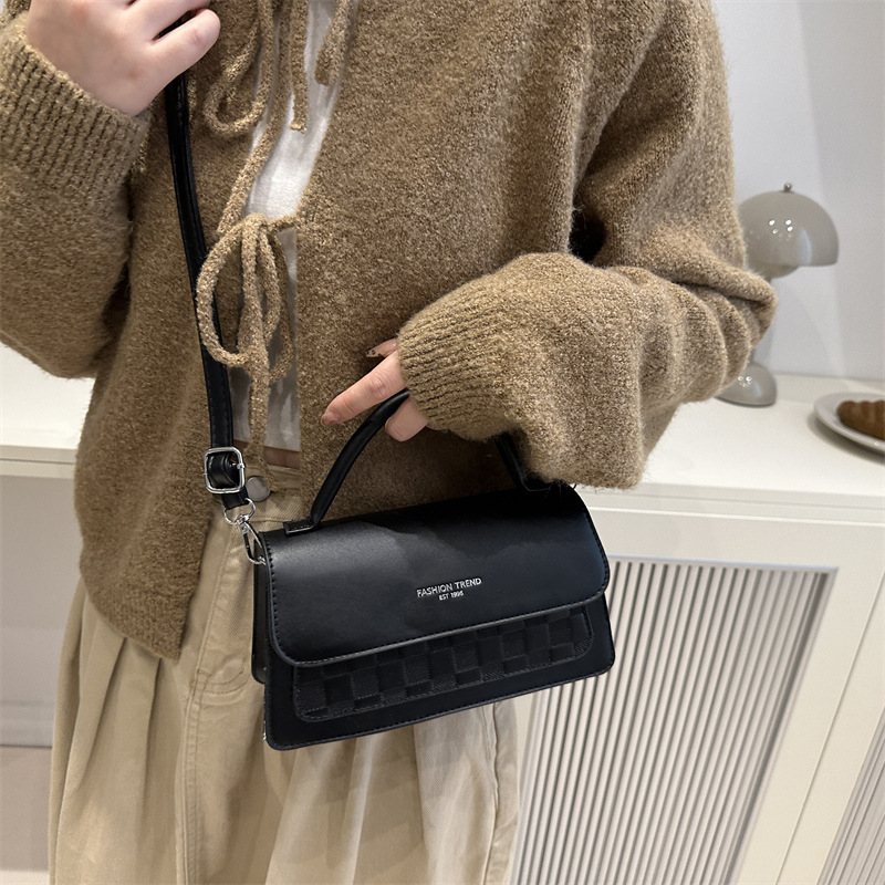 Bolsos de nicho de alta gama para mujer 2024 otoño e invierno nueva moda todo-fósforo bolso de mensajero para mujer ins simple mano de un solo hombro