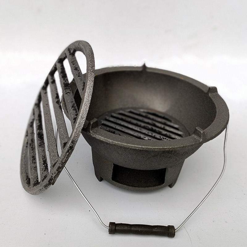 旧式の炭炉の炭素ストーブの家庭用の焼き火は鍋のスープを暖めます。|undefined