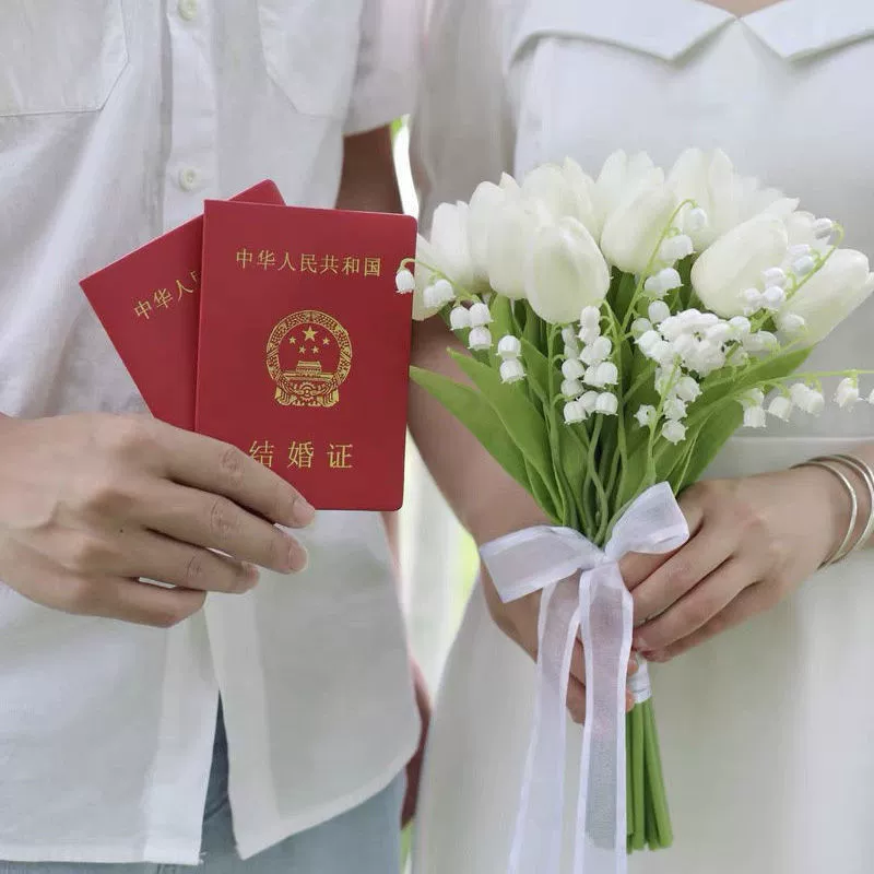 Ручные искусственные цветы для свадебного декора: белые тюльпаны и ландыши, букет для фотосессий, микс и сочетание для новобрачной.