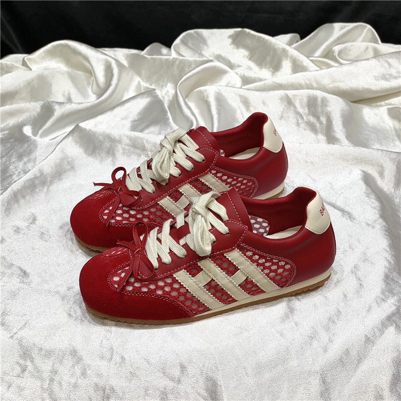 Los primeros zapatos casuales deportivos de cuero con superficie de malla transpirable estilo antiguo y explosivo para mujer 2025 verano nuevo estilo ligero y plano zapatos de red de entrenamiento alemán