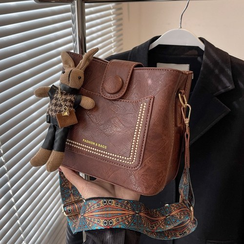 Niche design fashion retro all-match commuting one-shoulder crossbody bag for women 2024 new high-end texture bucket bag