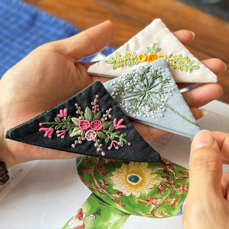 Marcadores de flores bordadas a mano Ludiy material de bordado bolsas de libros marcadores de esquinas lindos marcadores creativos de estudiantes
