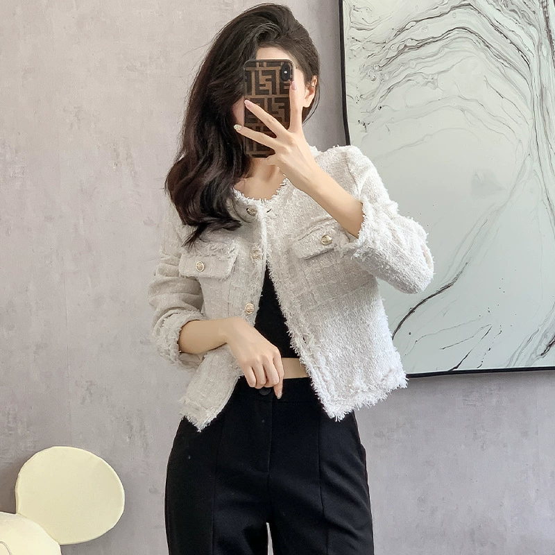 Белая дизайнерская осенняя куртка, тренд сезона, стиль Chanel, французский стиль, качественный стиль, яркий запоминающийся стиль