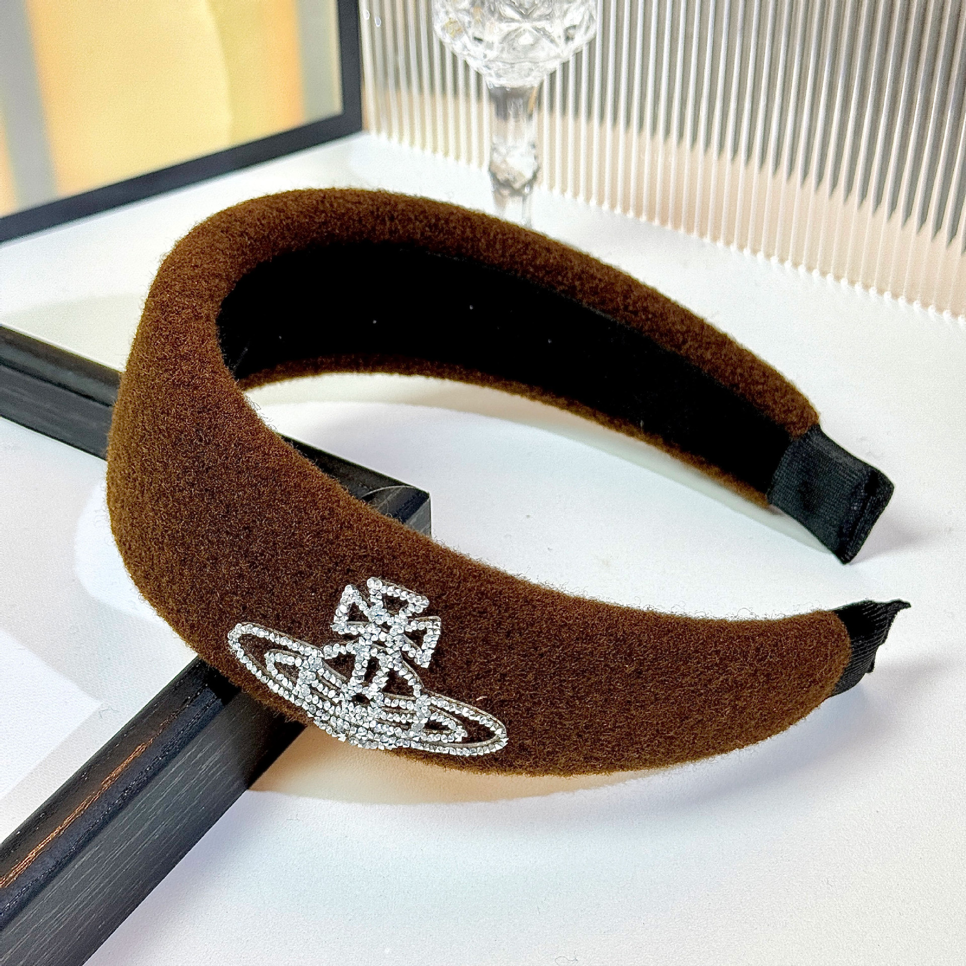 2025新型の小香風フラッシュドリル土星の広い縁のカチューシャの灰色の香港式の高級感のレトロな気質のカチューシャの神器