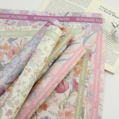 新しい母の日の花を包む紙の花が咲いています。