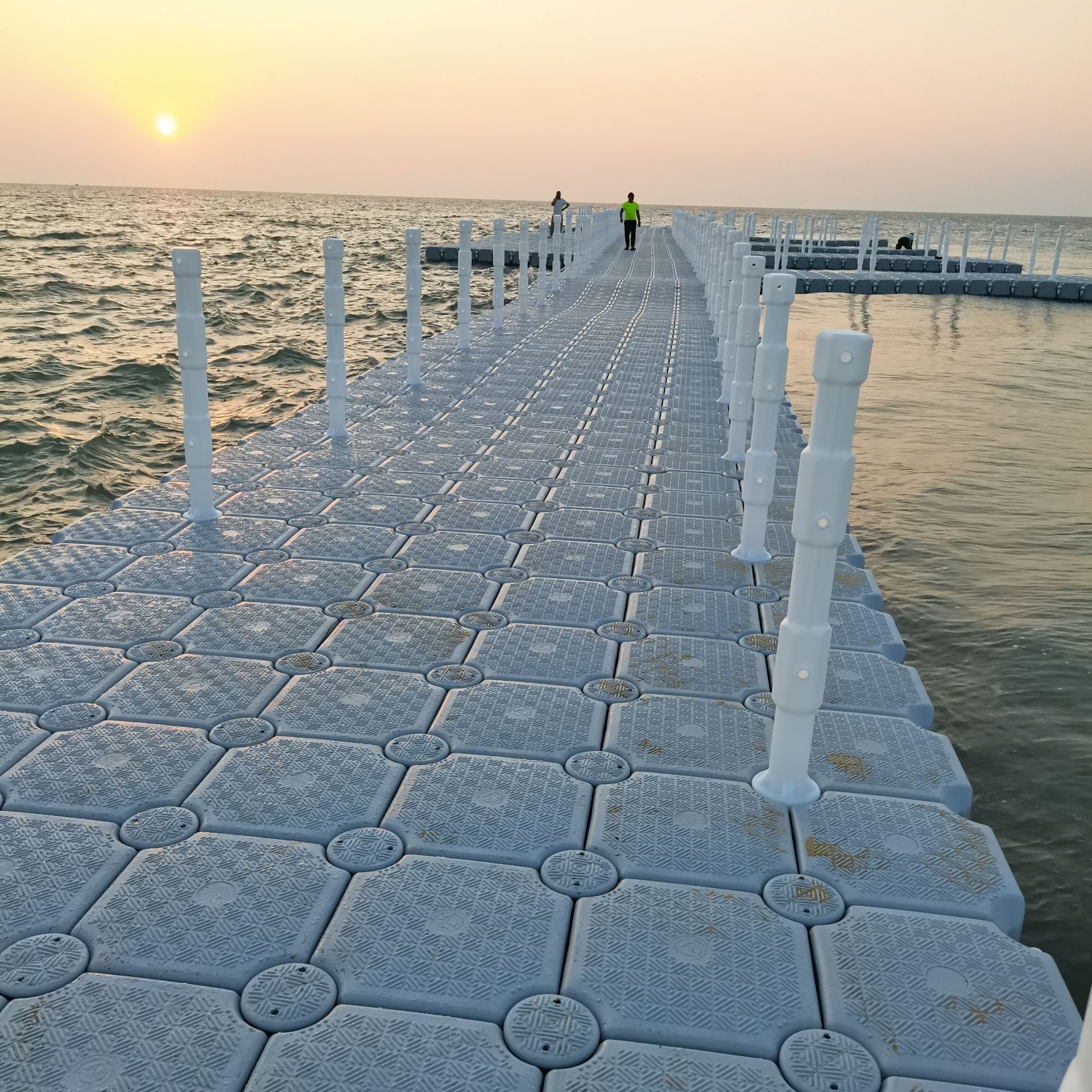 Water life-saving platform fish raft cage culture sea surfing pontoon yacht motorboat docking dock 3