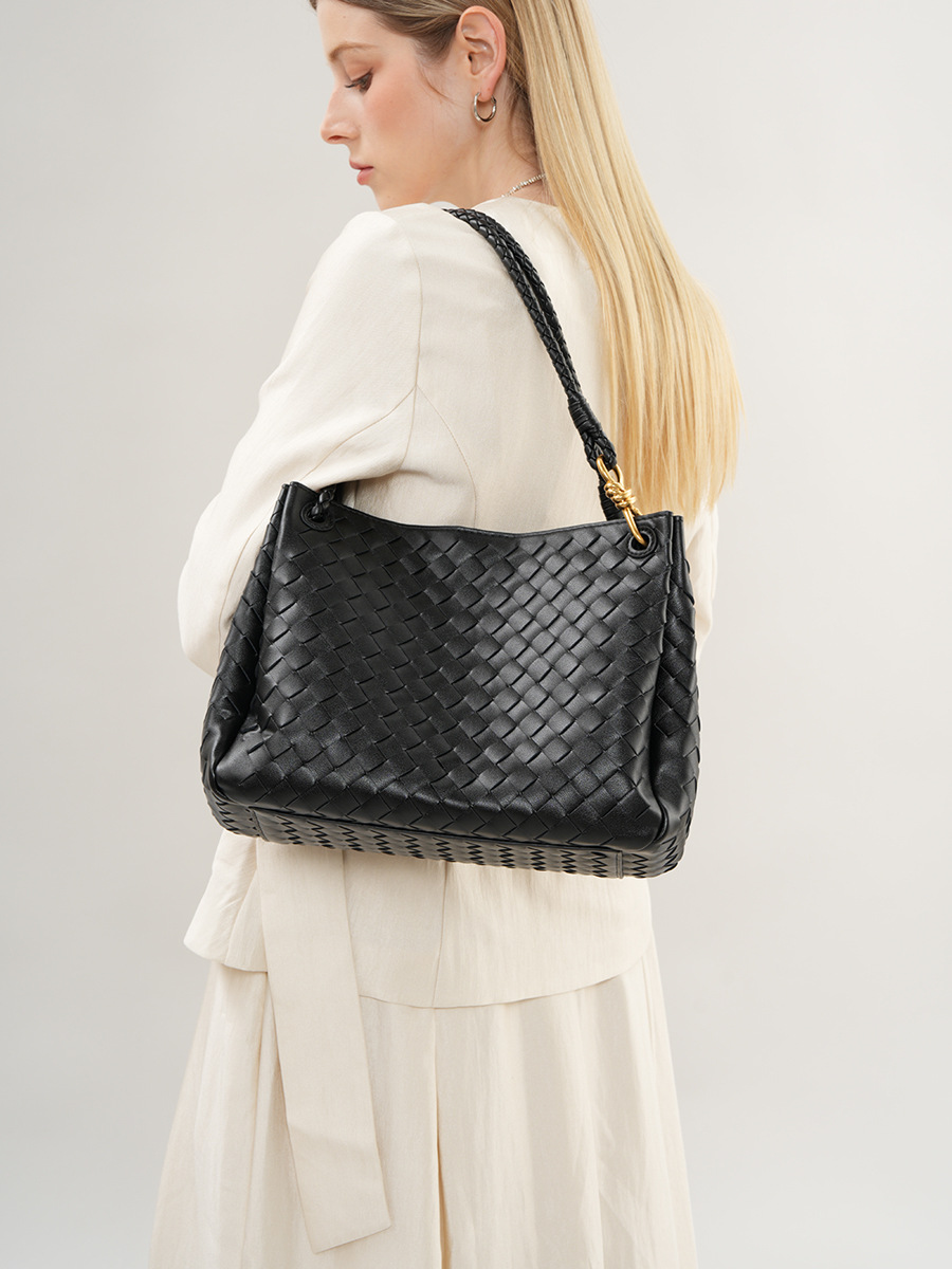leather capacious one-shoulder bag for leisure