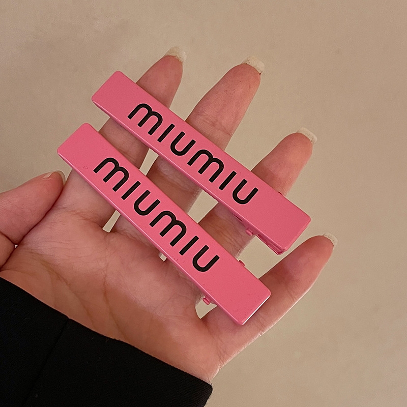 De metal de una sola palabra pico horquilla accesorios para el cabello femenino de alto grado estilo Chanel miumiu carta horquilla ins estilo clip lateral