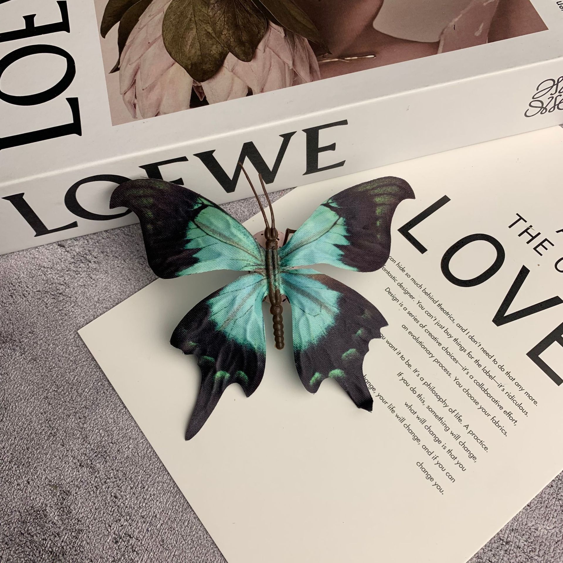 큰 나비 짙은 녹색