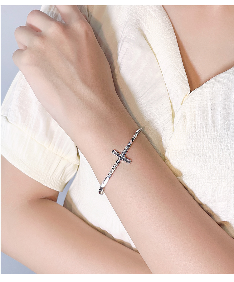 Sl006 Korean Style S925 Silver Bracelet Women's Graceful And Fashionable Texture Cross Bracelet Personality Hand Jewelry display picture 7