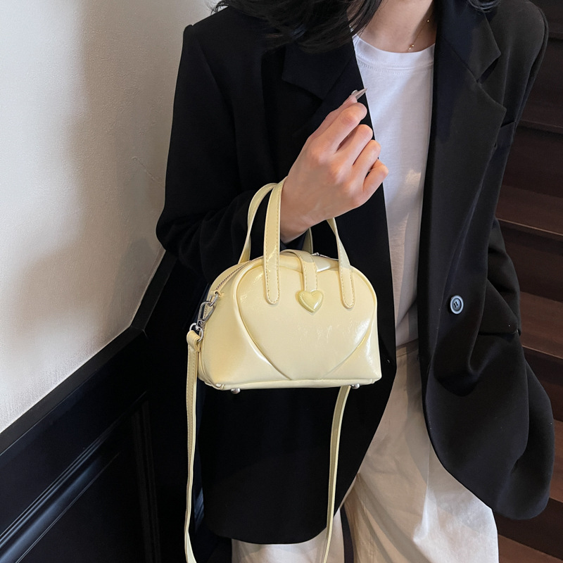 Bolsos populares de este año 2025 verano nuevo estilo bolso femenino diseño de nicho bolso de hombro moda amor bolso de mensajero marea