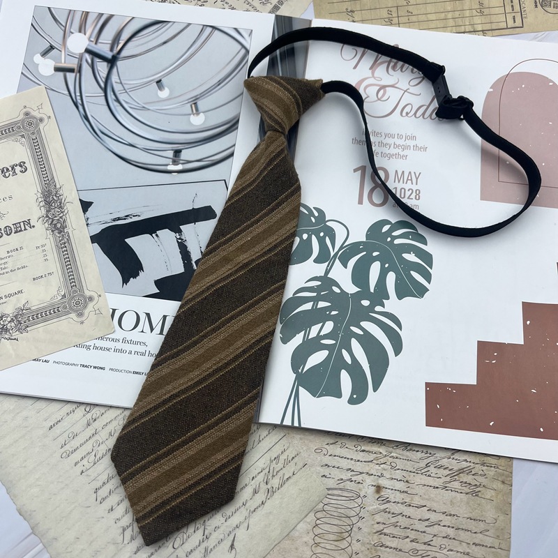 24 개의 다크 브라운 줄무늬