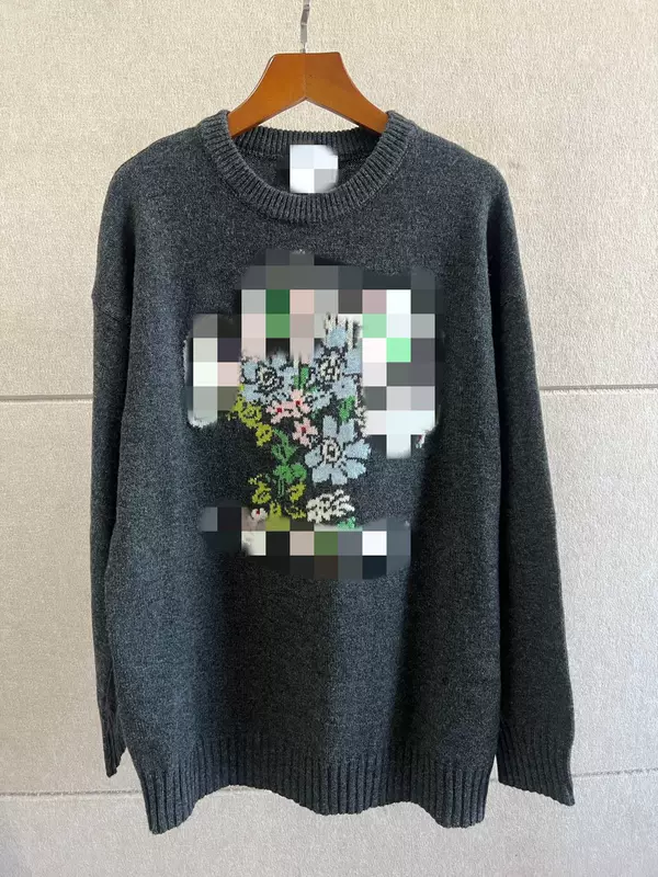 เสื้อไหมพรมผู้หญิง คอกลม ทอลายดอกไม้ สีเทาเข้ม