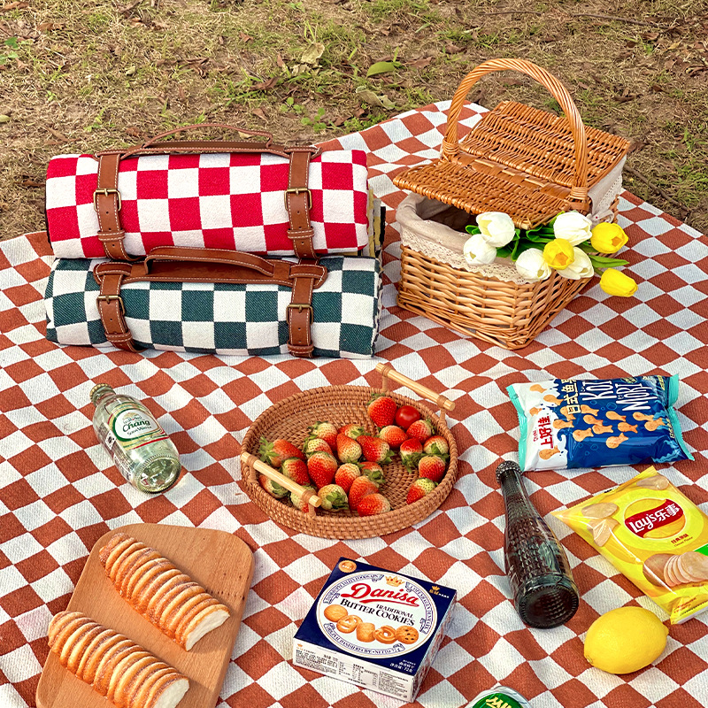 A disposable checkered outdoor picnic mat, waterproof and moisture-proof, suitable for spring outings, camping, and grassland mats.