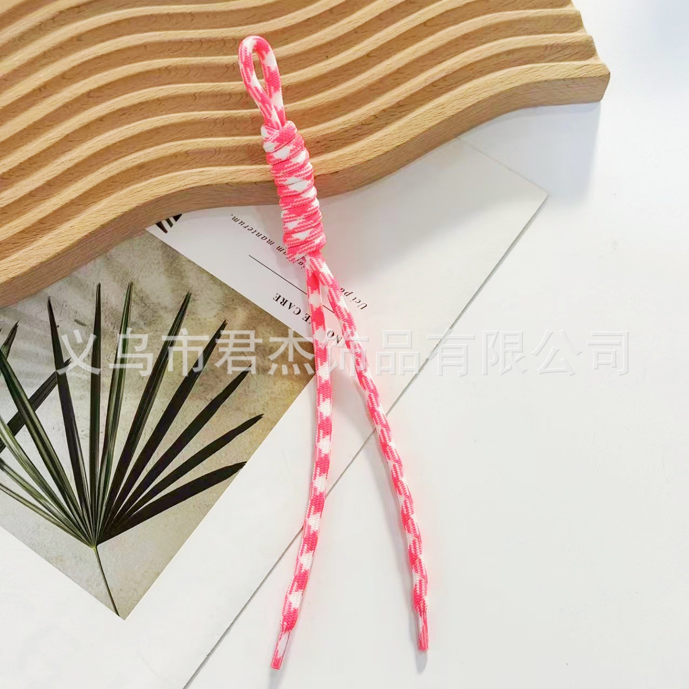 編みカバンのストラップの螺旋の結び紐のiuは鍵のボタンのネットの赤い色の結びの縄の装飾の部品を結びます。