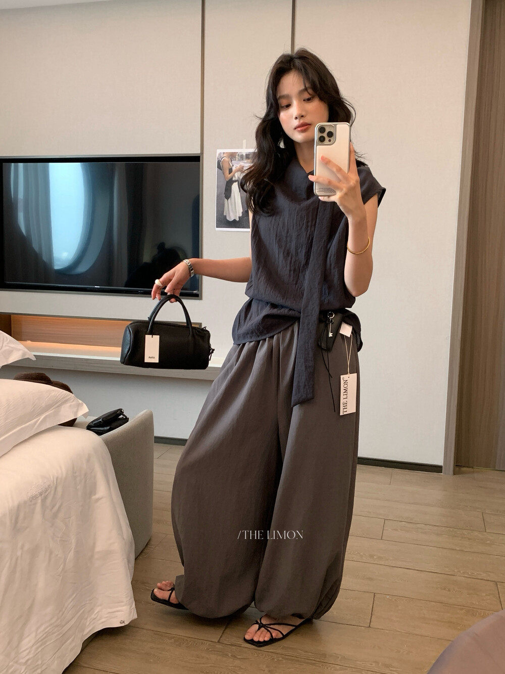 Áo hai dây nữ phong cách Hàn Quốc chất liệu satin tay không cổ chữ V — Xanh đen, màu trắng, màu xám chi tiết 32