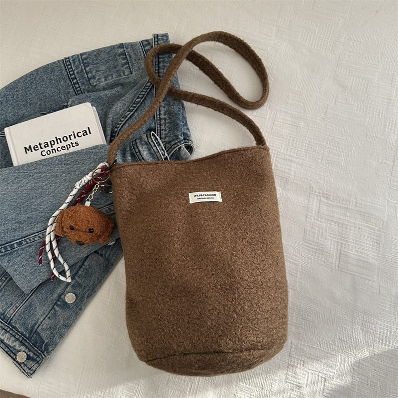 Invierno de gran capacidad lana mochila de hombro 2024 este año popular retro bolsas casuales bolsas casuales bolsas casuales bolsas de cubo para mujeres