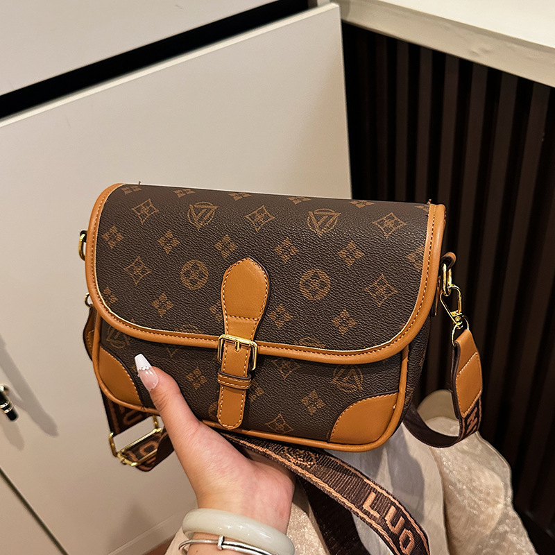 Cross-Border Trendy Single-Shoulder Crossbody Bag for Women, Fashionable and High-End Underarm Commuter Small Square Bag Wholesale Cross-Border Trendy Single-Shoulder Crossbody Bag for Women, Fashionable and High-End Underarm Commuter Small Square Bag Wholesale