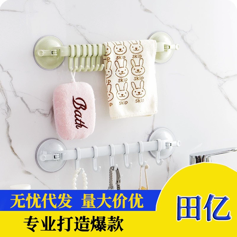 Простой мощный крючок присоски на стене ванной комнаты без следов